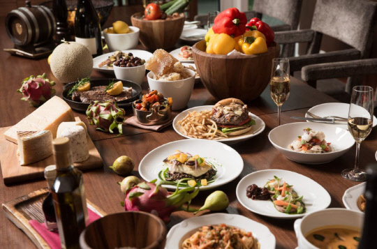 파크 하얏트 서울의 정통 이탈리안 레스토랑 코너스톤이 '이탈리아 로만 브런치'를 선보인다. 3월 3일부터 4월 30일까지 이탈리아 로마 지역의 정통 요리들을 다양하게 내놓는 프로모션이다. 매주 토요일과 일요일 오전 11시 30분부터 오후 3시까지 이용 가능한 주말 브런치는 성인 1인 당 9만 9000원(부가세 포함)이다. 파크 하얏트 서울 제공